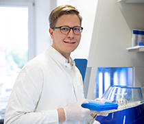 Doktorand Noam Hipler im Labor